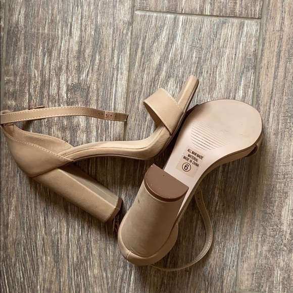 Nude 👠 - Picture 2 of 2